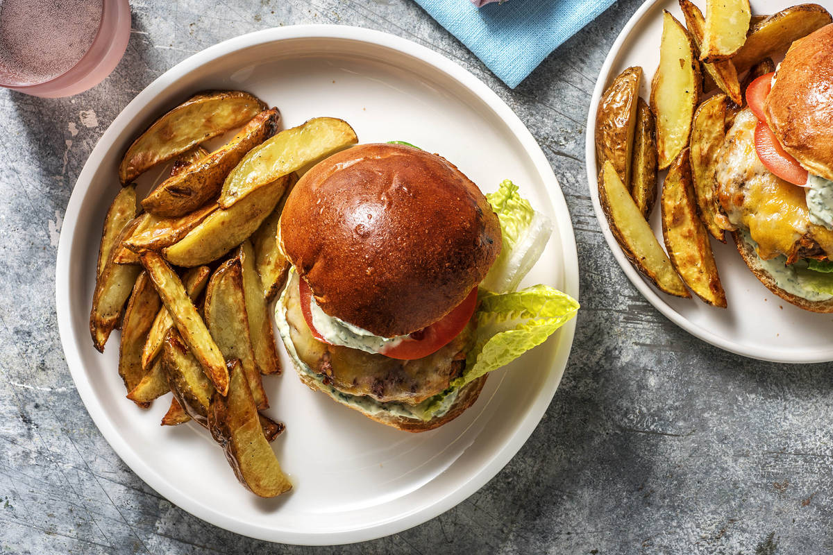 Cheeseburger mit Kartoffelspalten
