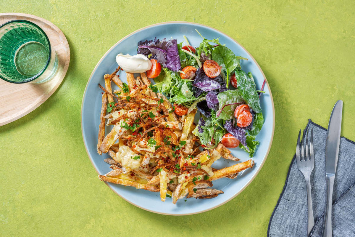 Cheesy Fries mit Röstzwiebeln & buntem Salat