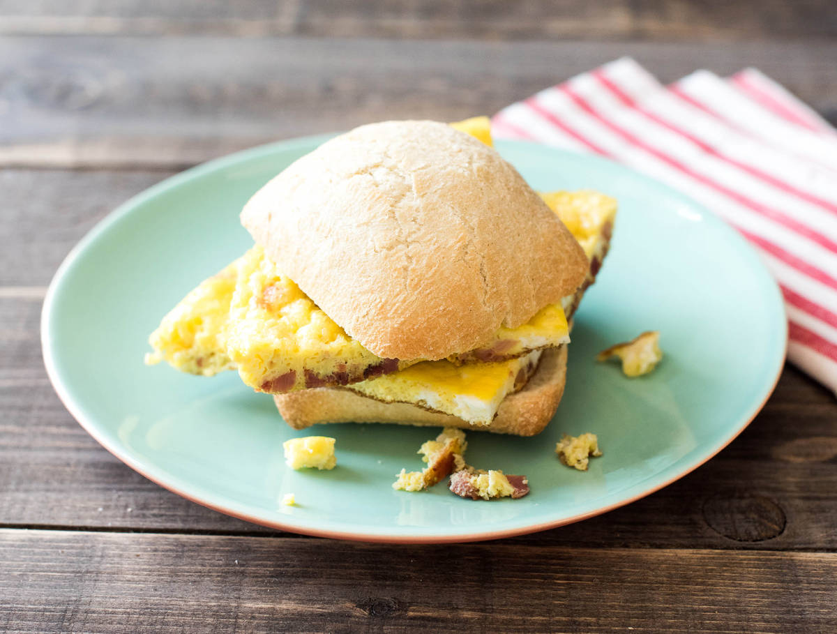 Ciabatta met spekomelet en bieslook