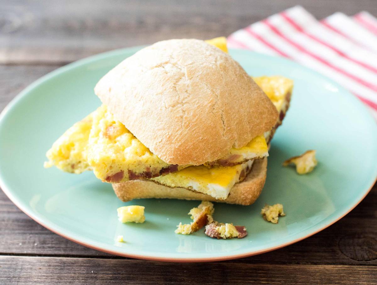 Ciabatta met spekomelet en bieslook