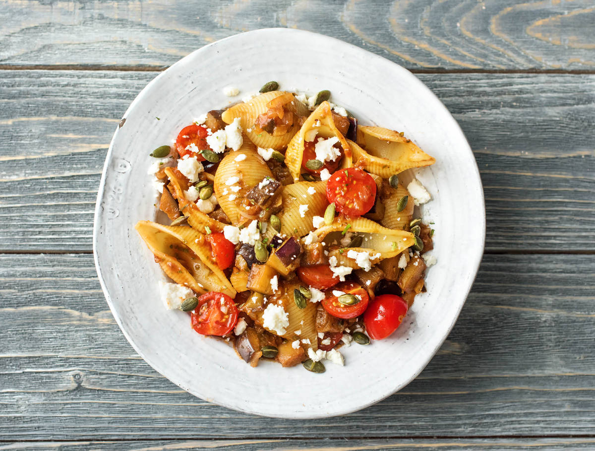 Conchiglie integrale met cherrytomatensaus, feta en pompoenpitten