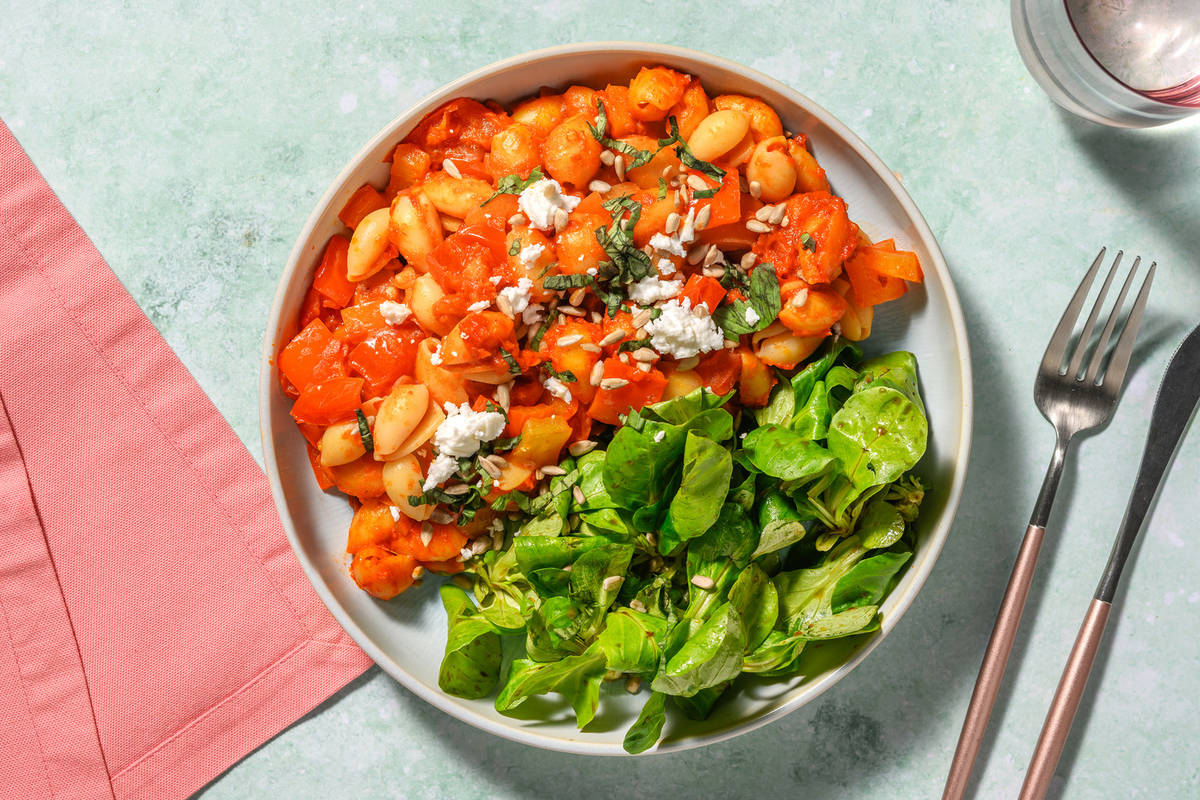 Conchiglie met rode pesto en witte kaas