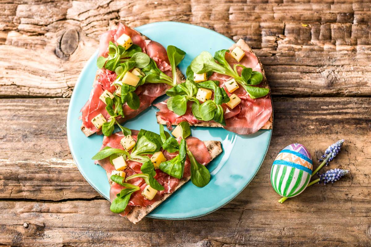 Crackers met kruidenkaas en ham