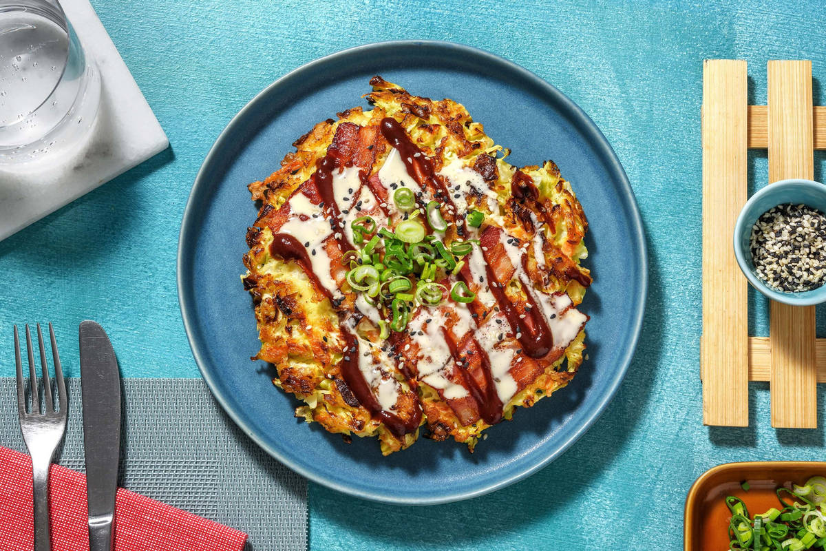Japanse stijl hartige pannenkoek met ontbijtspek
