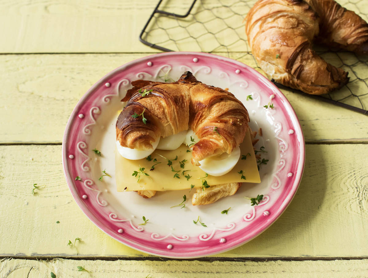 Croissant met belegen kaas, gekookt ei en tuinkers