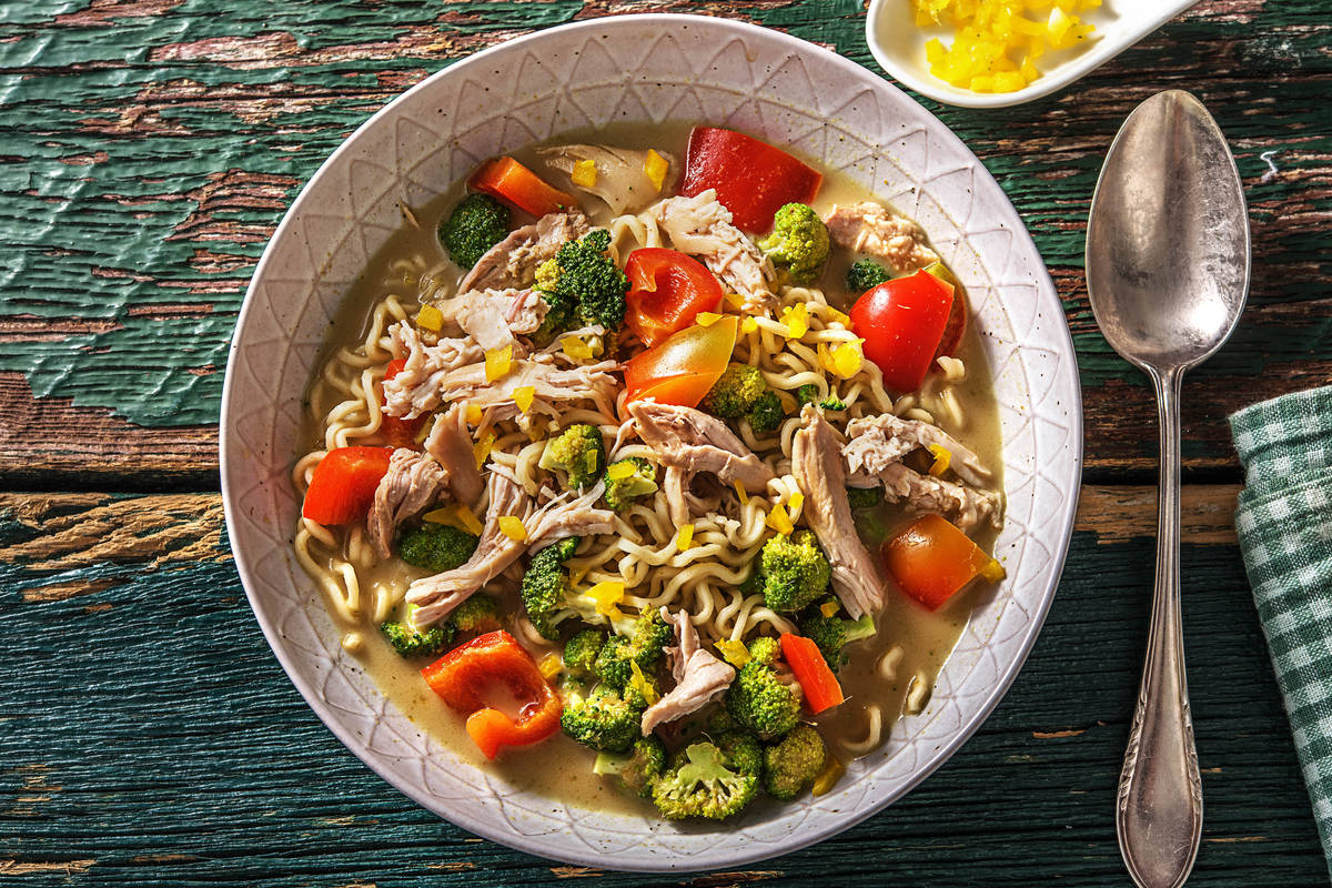 Curry-noedelsoep met pulled chicken