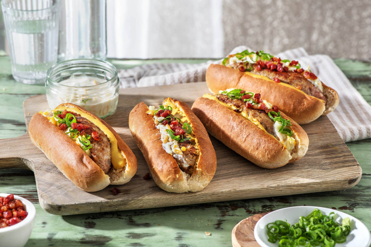 Deutsche Hot Dogs mit Bratwurst und Bacon
