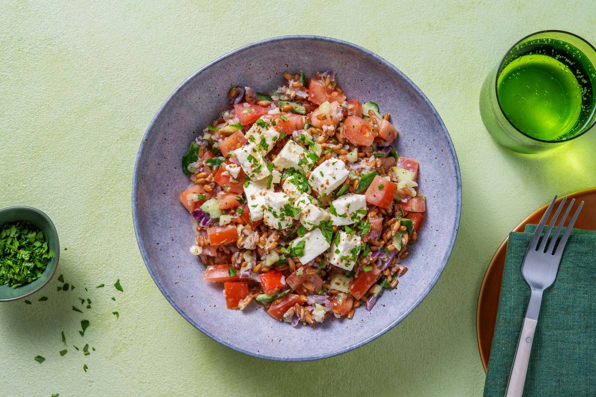 Dinkel-Bowl Griechischer Art mit Souflaki-Hirtenkäse