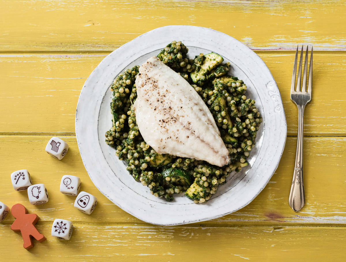 Dorade met parelcouscous, spinaziepestosaus en courgette