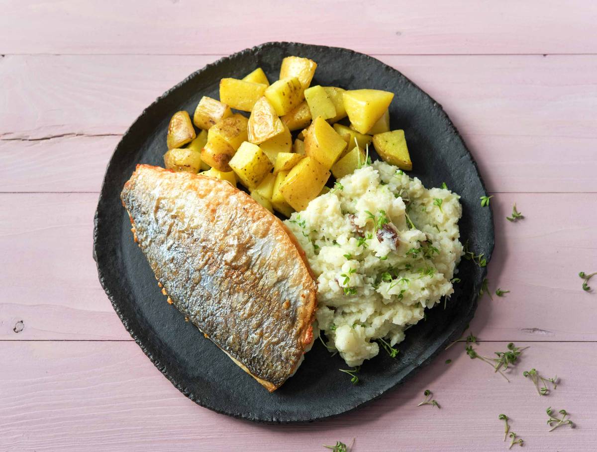 Doradefilet met ovenaardappelen en bloemkool