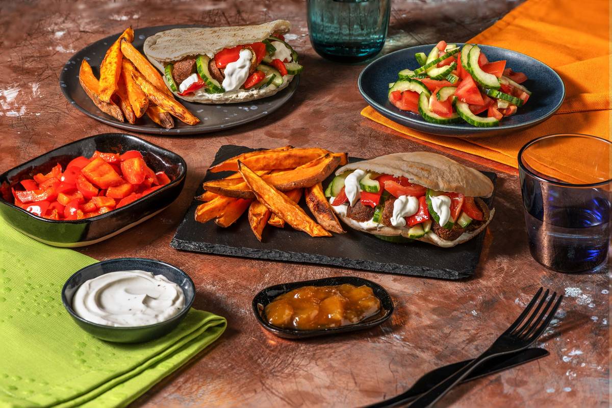 Falafels, pita, sauce à l'ail et frites de patate douce