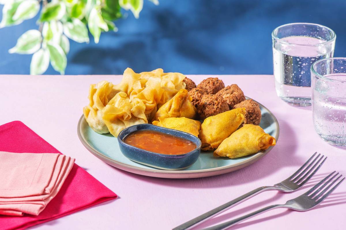 Farandole d'entrées thaïs : Samossa au poulet coco & curry vert, raviolis aux crevettes & boulettes de bœuf