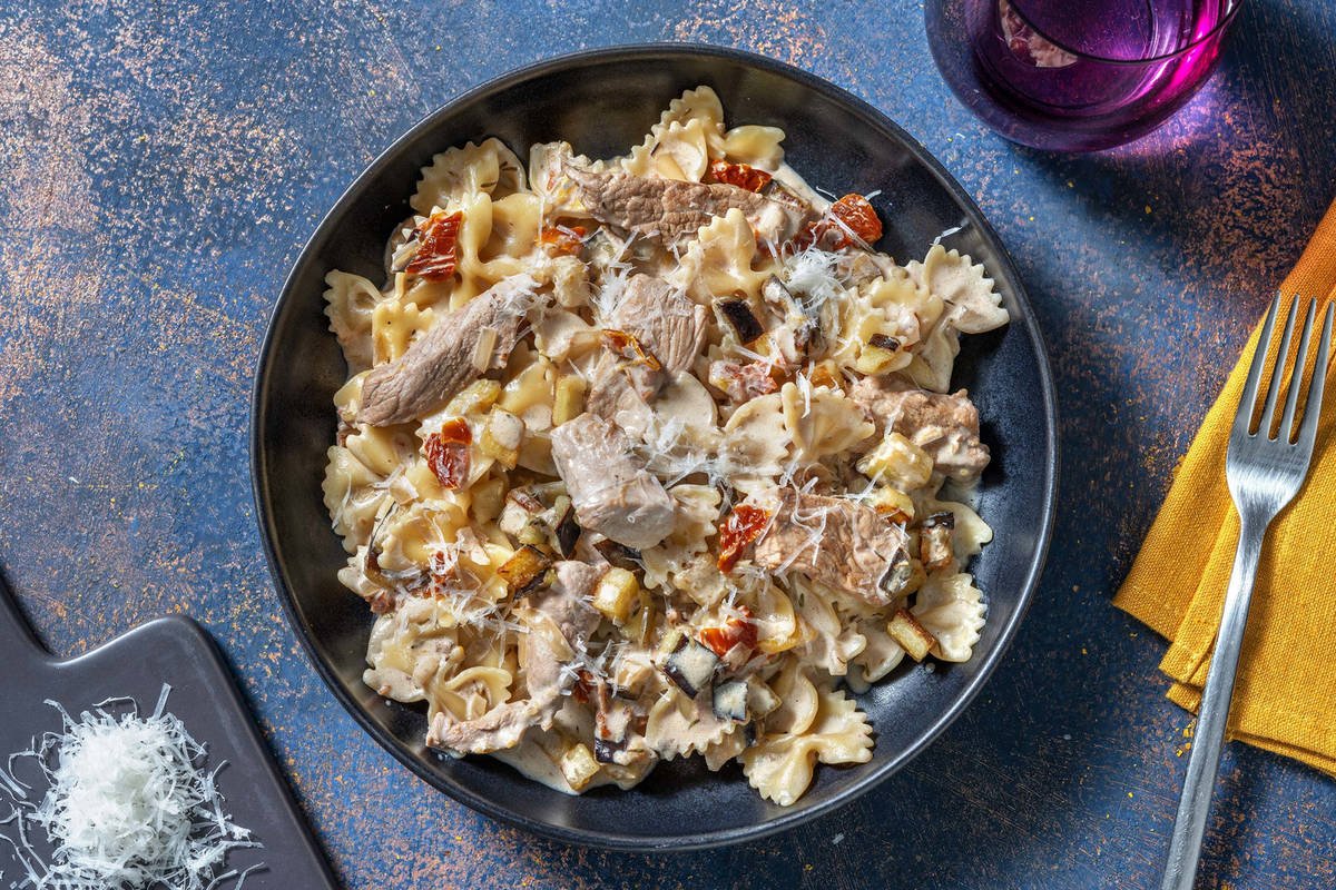 Romige farfalle met varkenshaaspuntjes