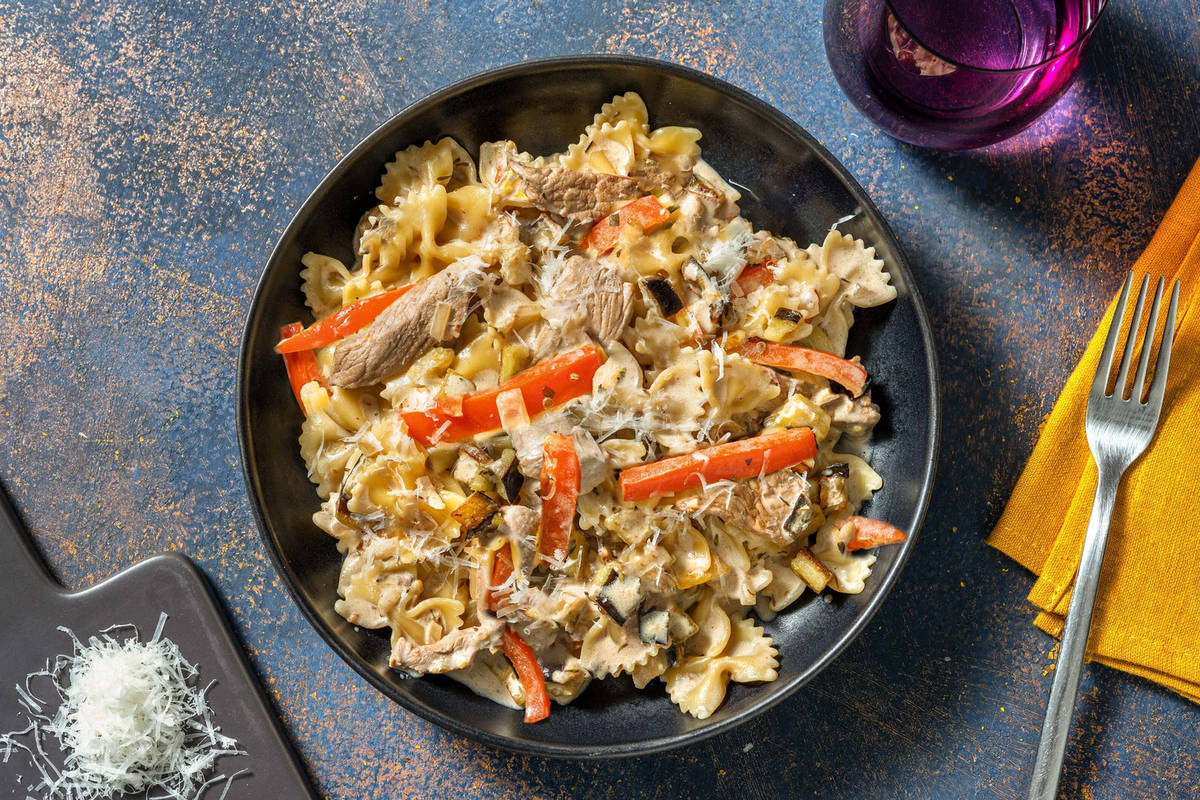 Romige farfalle met varkenshaaspuntjes