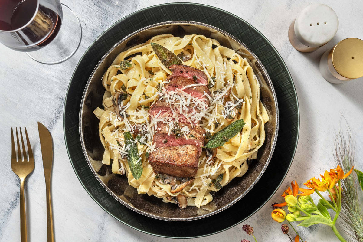 Feines Rindssteak auf cremiger Jägersauce
