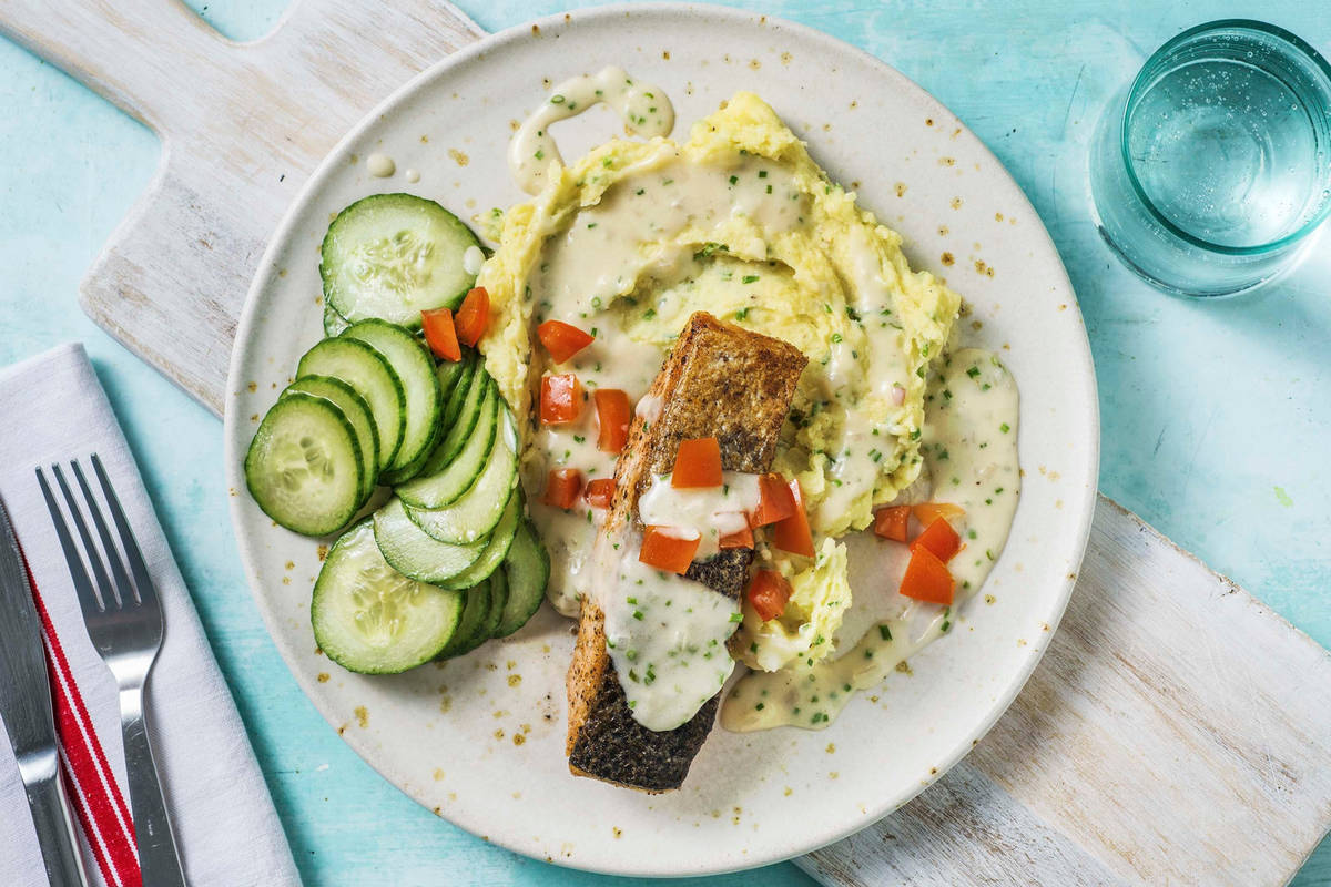 Filet de saumon en sauce crémeuse & purée à la ciboulette