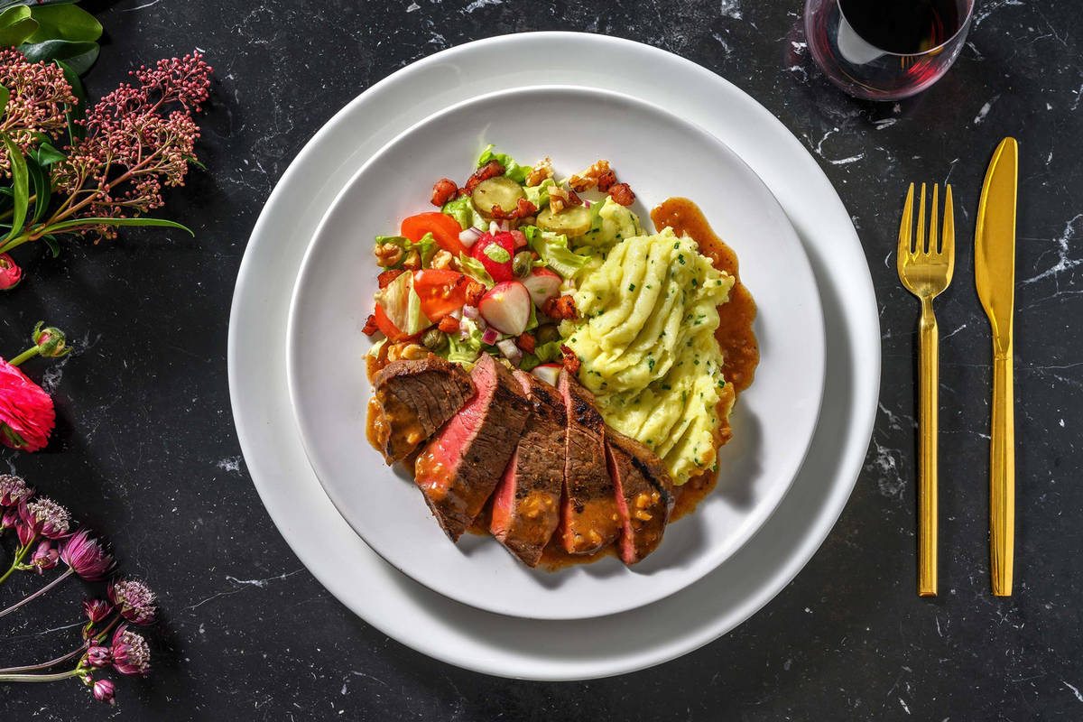 Filet mignon de bœuf, purée de pommes de terre et jus à l’ail