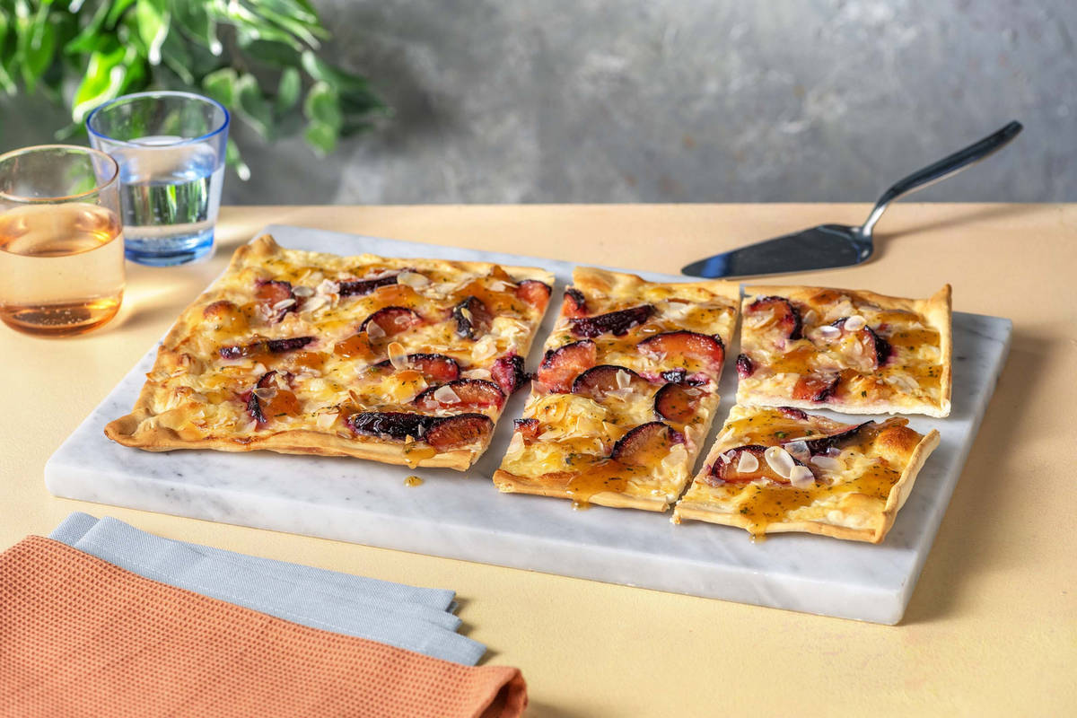 Flammkuchen mit Pflaumen & Zitronenthymian-Soße