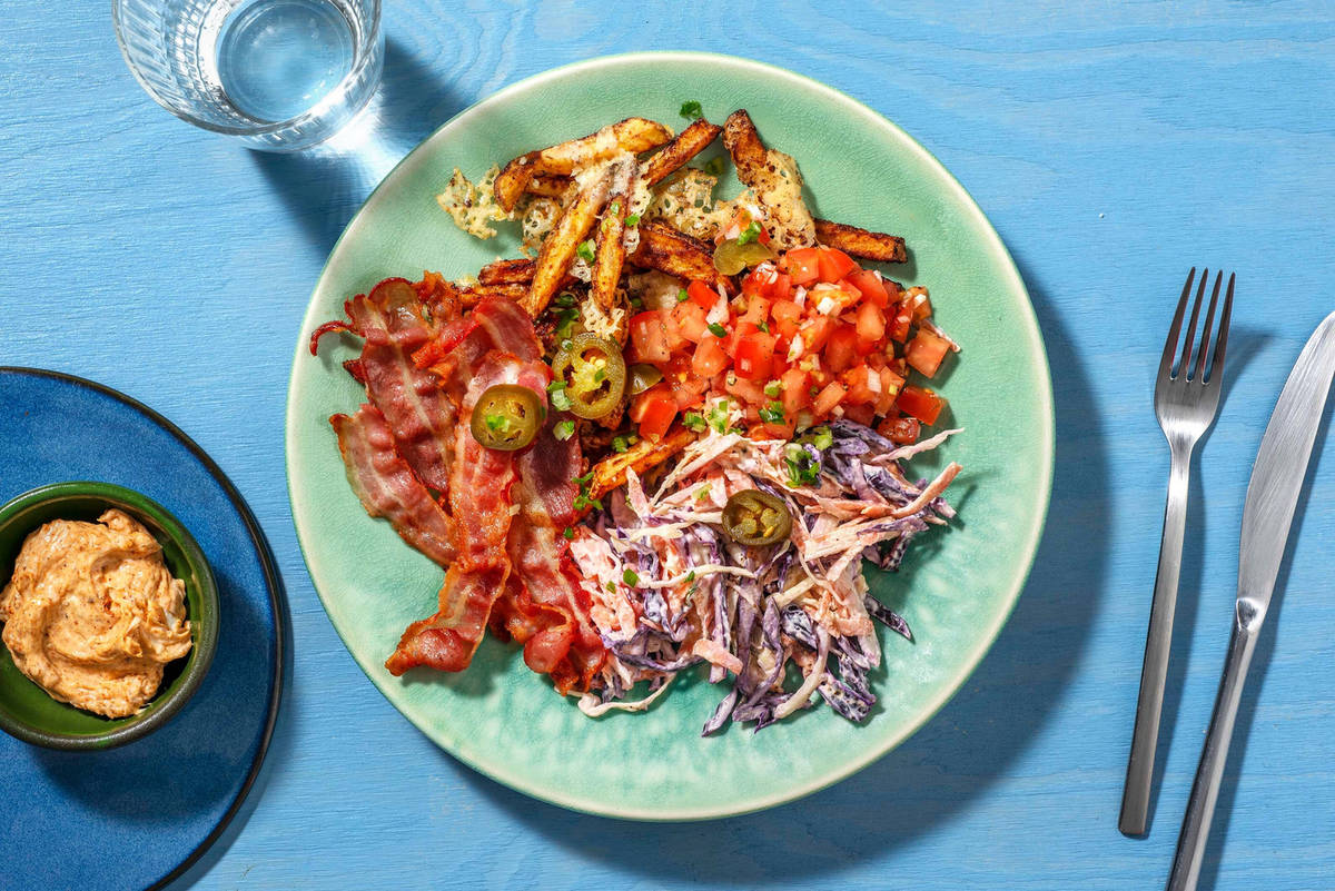 Frites croustillantes avec du lard, du cheddar et des jalapeños