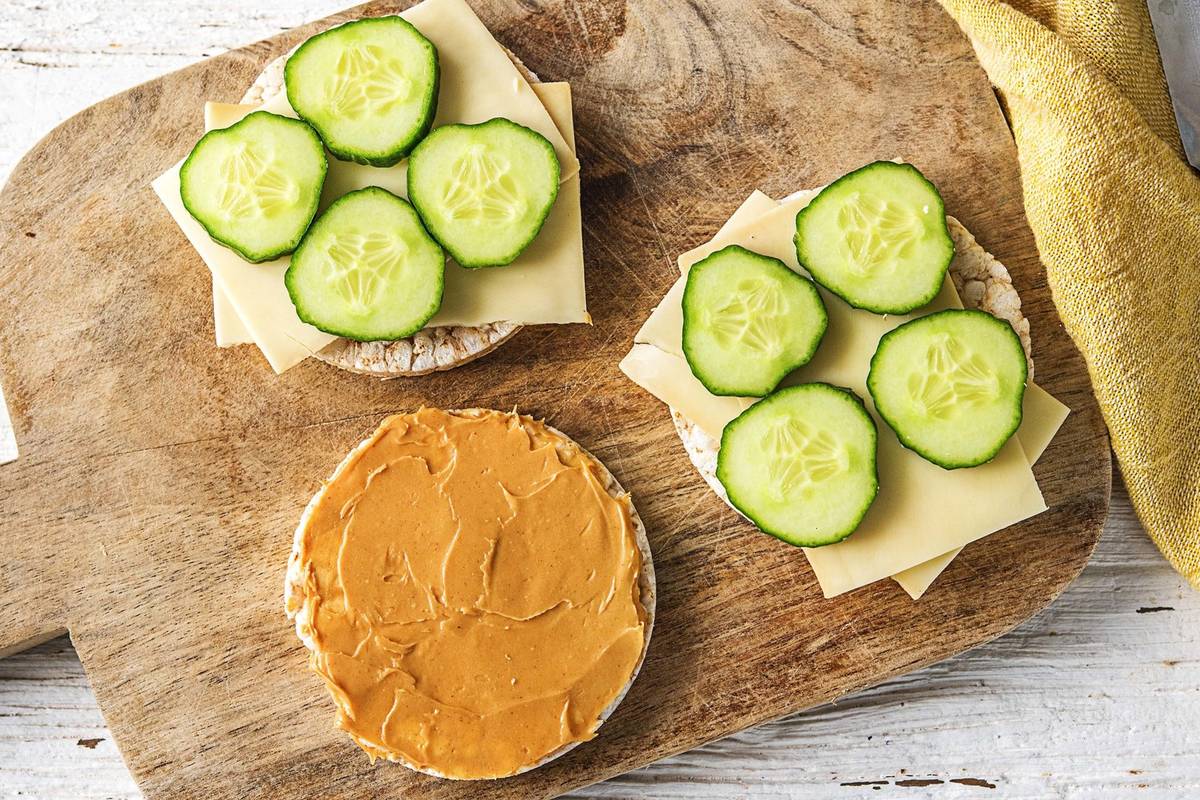 Galettes d'épeautre tartinées de beurre de cacahuètes