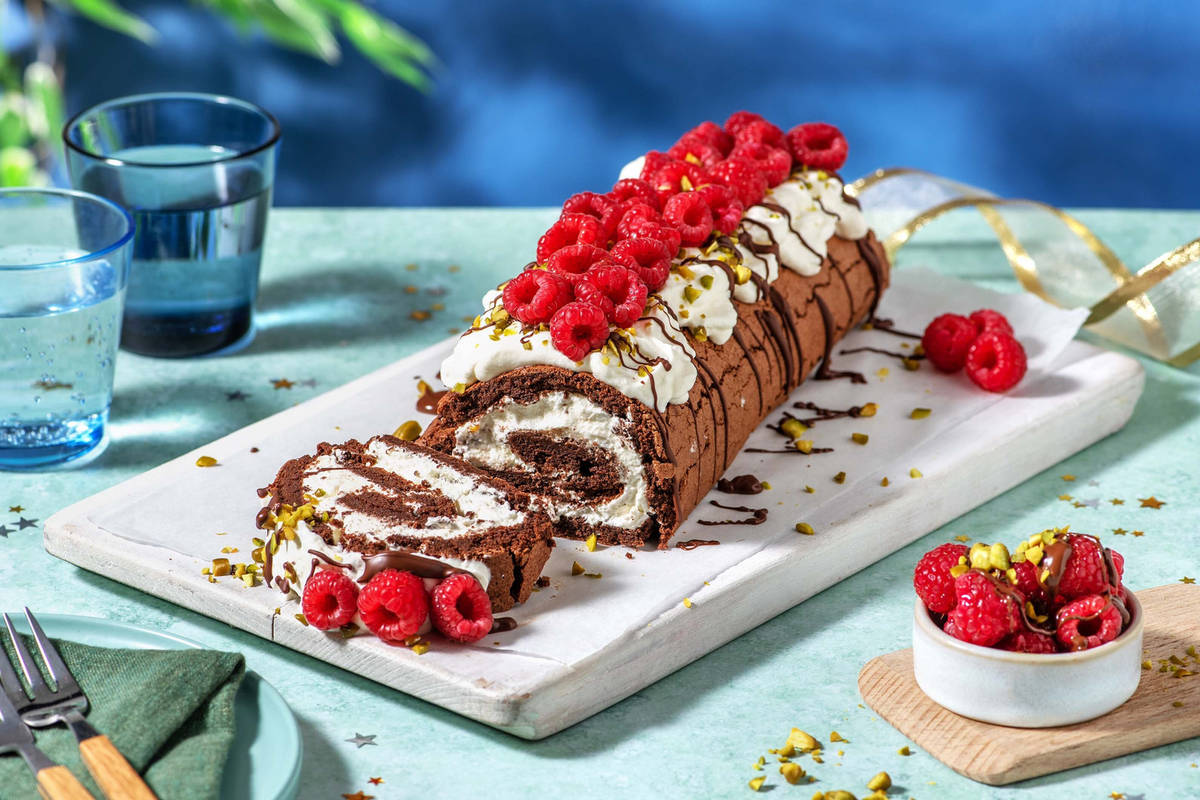 Opgerolde chocoladecake met frambozen en pistachenoten