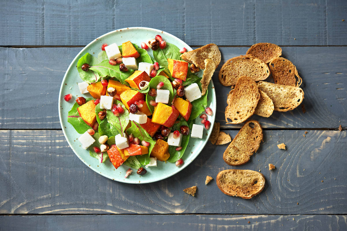 Gebackener Kürbis auf Grünkohlbett mit Ciabatta-Chips,