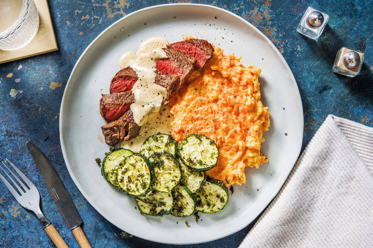 Gebratenes Rindersteak mit Kräuter-Zucchetti