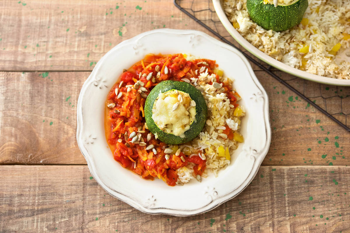 Gefüllte "Rondini"-Zucchini auf Tomatenragout