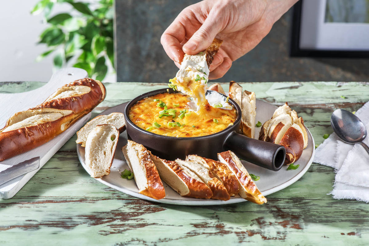 Gegrillter Käsedip mit Laugengebäck