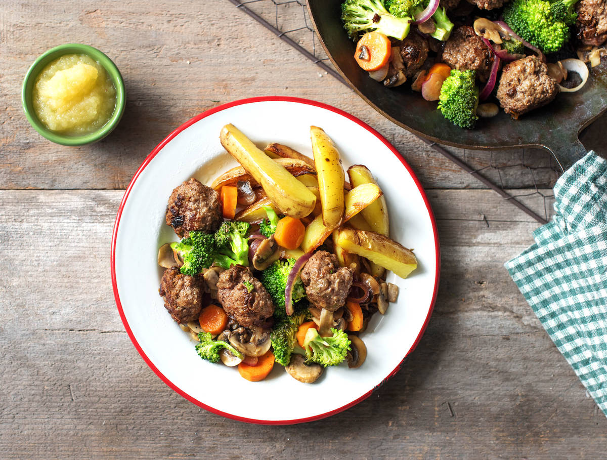 Gehaktballen met gebakken aardappelen, groenten en appelmoes