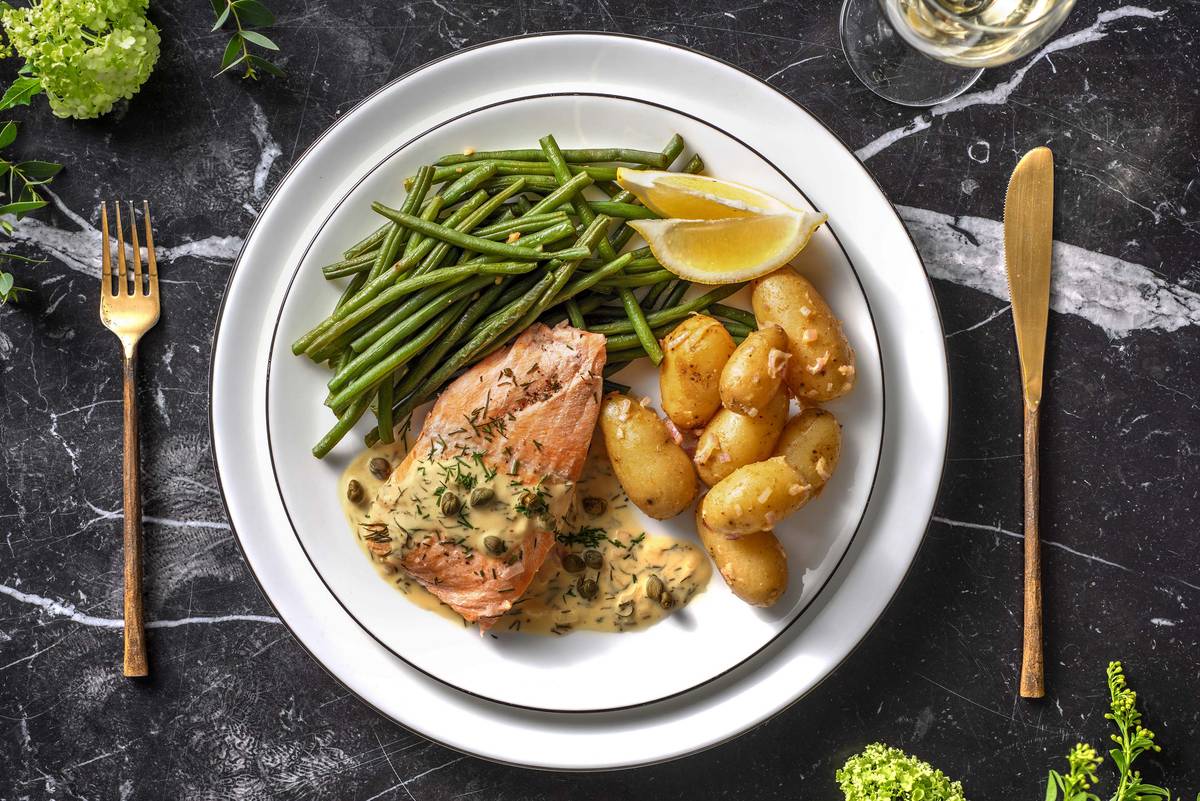 Gepocheerde zalmfilet in Hollandaisesaus met sperziebonen