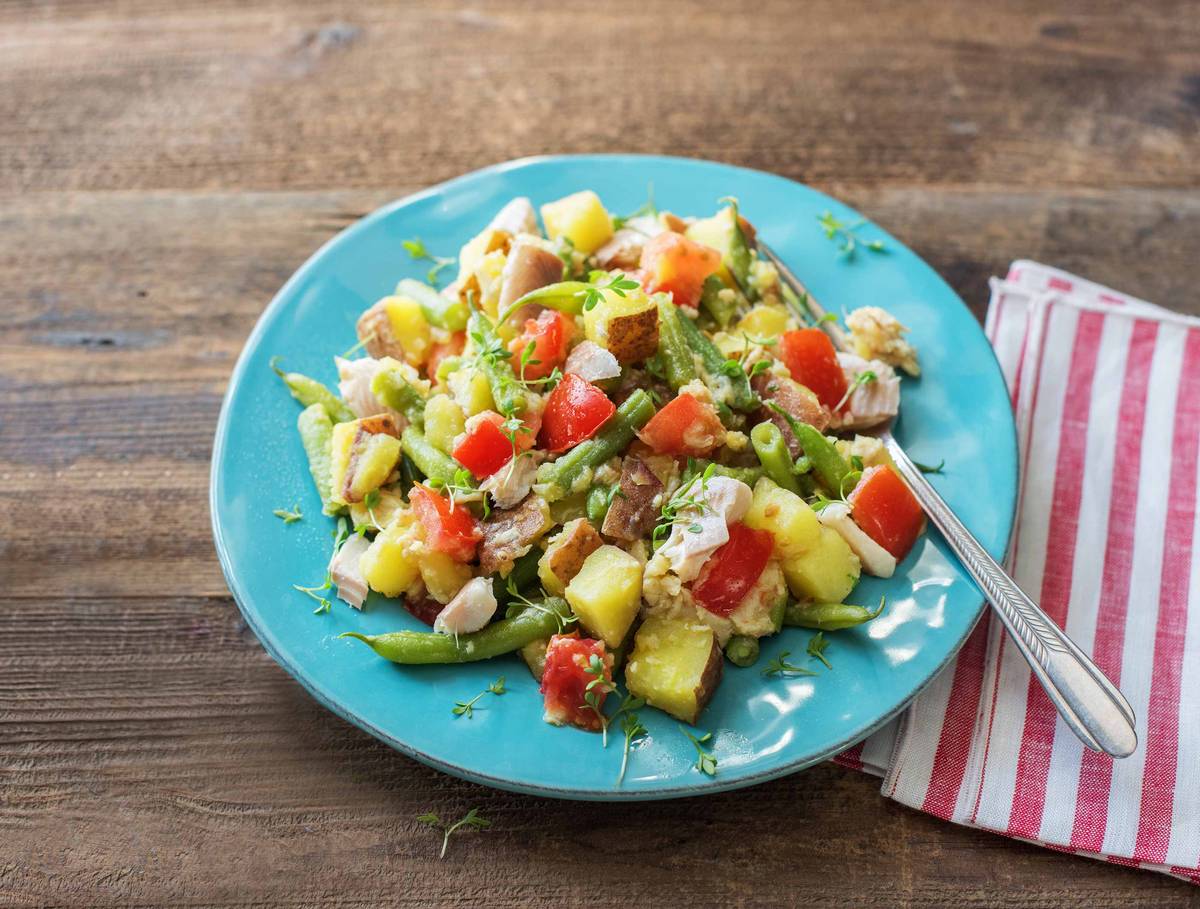 Gerookte forel met aardappelen en boontjes
