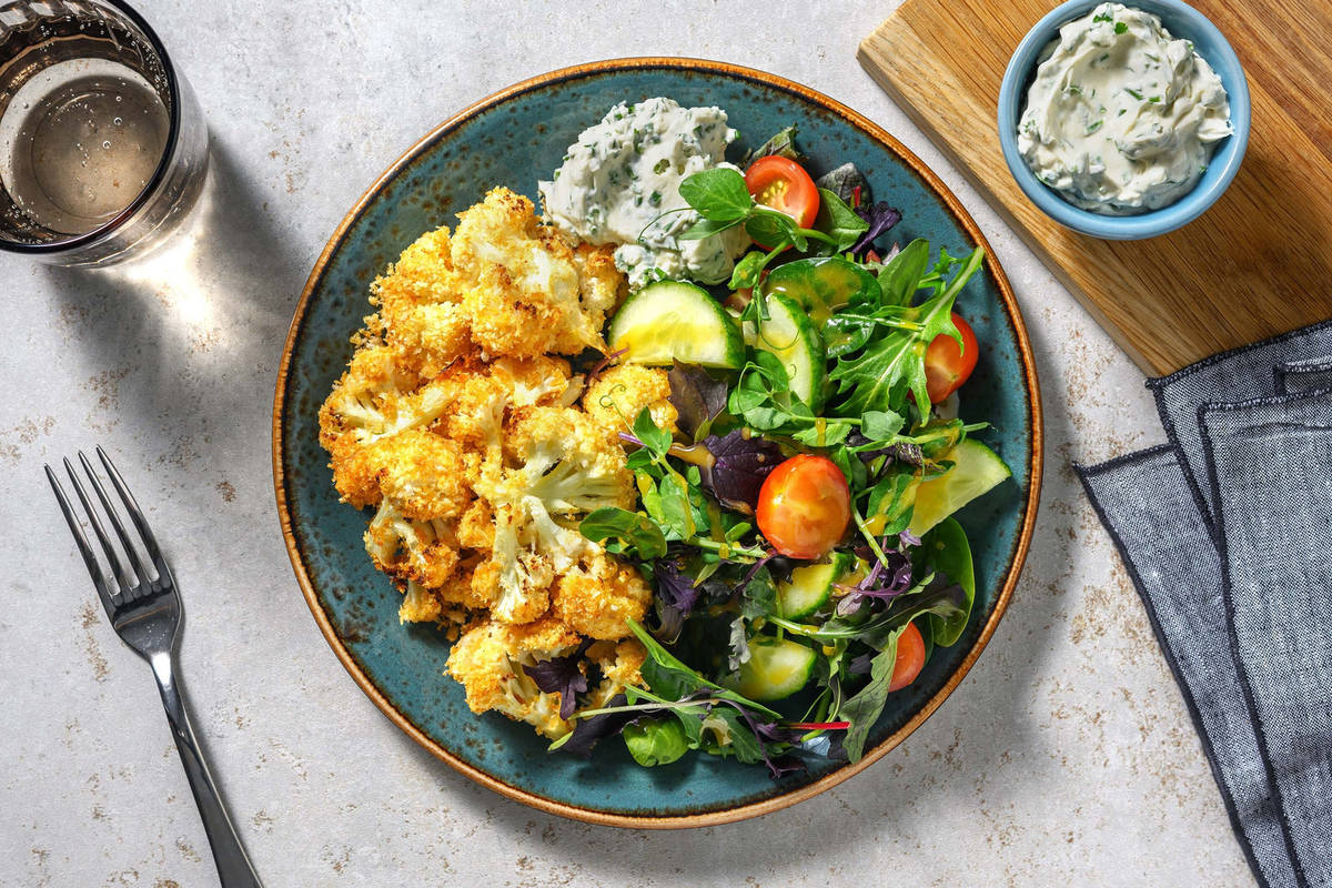 Gerösteter Blumenkohl mit Salat und Kräuterdip