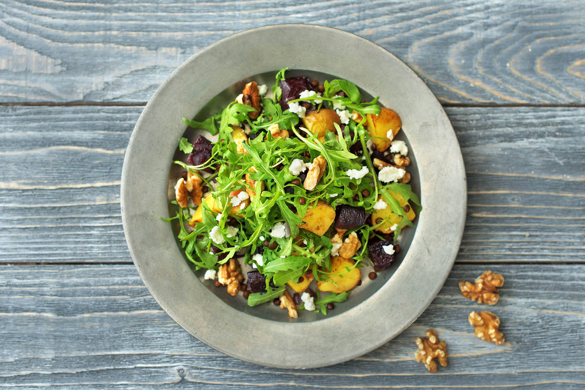 Salat mit Randen, Ziegenkäse und Walnüssen
