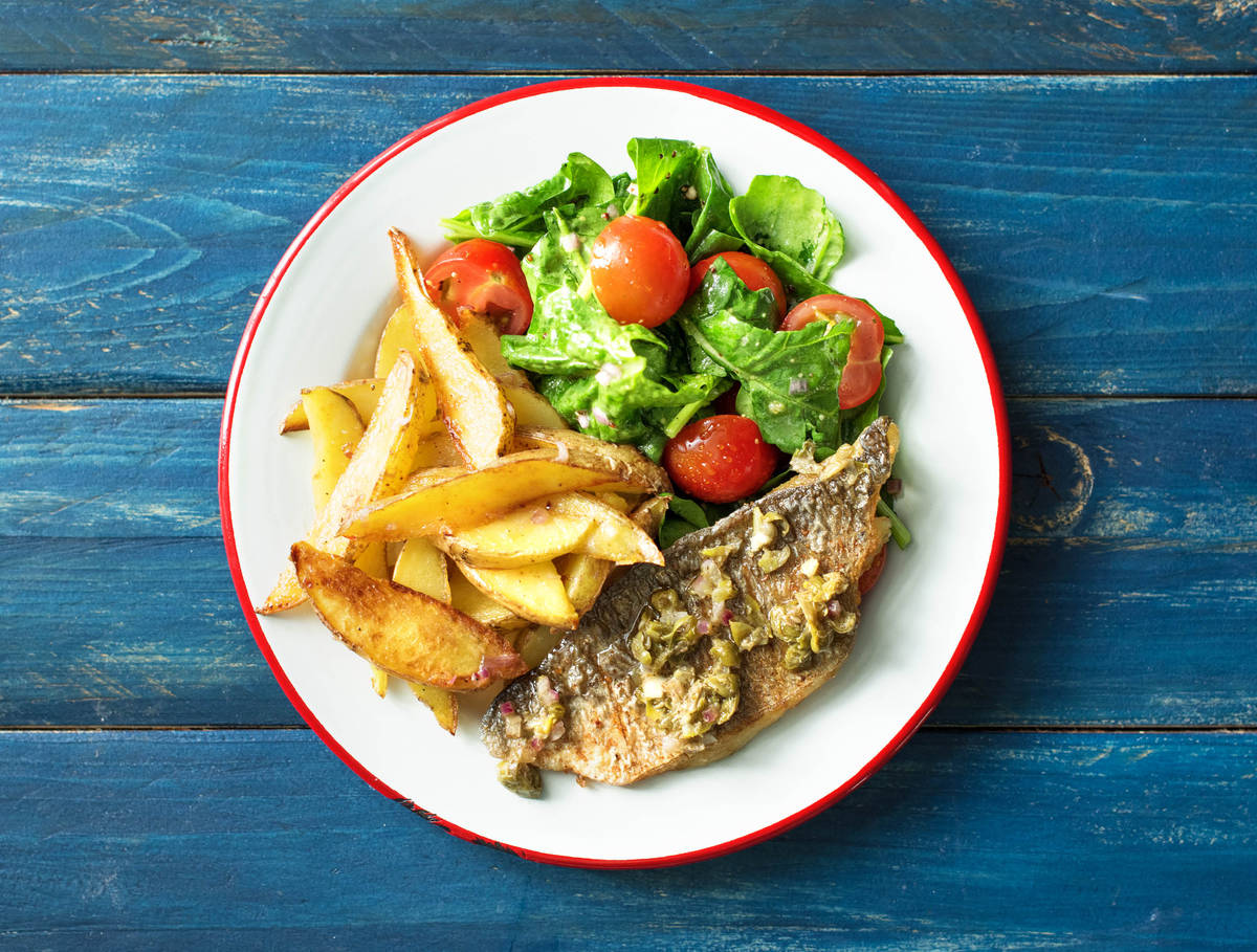 Gesmoorde dorade in kappertjes-botersaus met pikante salade