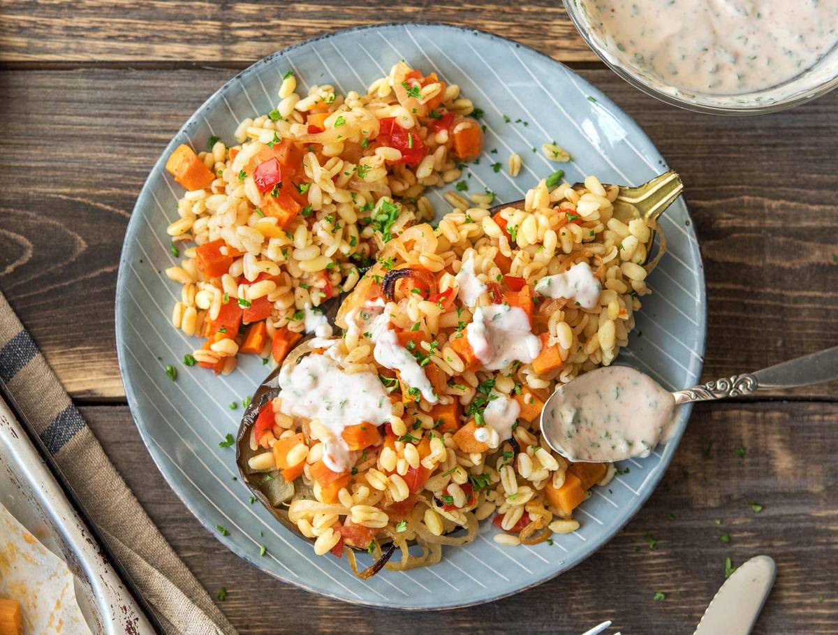 Gevulde aubergine met parelgerst en yoghurt