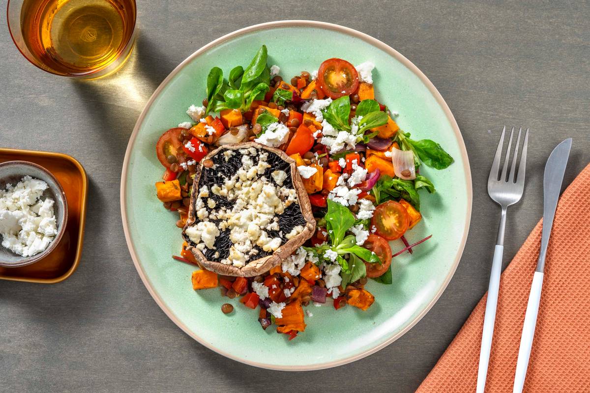 Gevulde portobello met witte kaas en warme salade