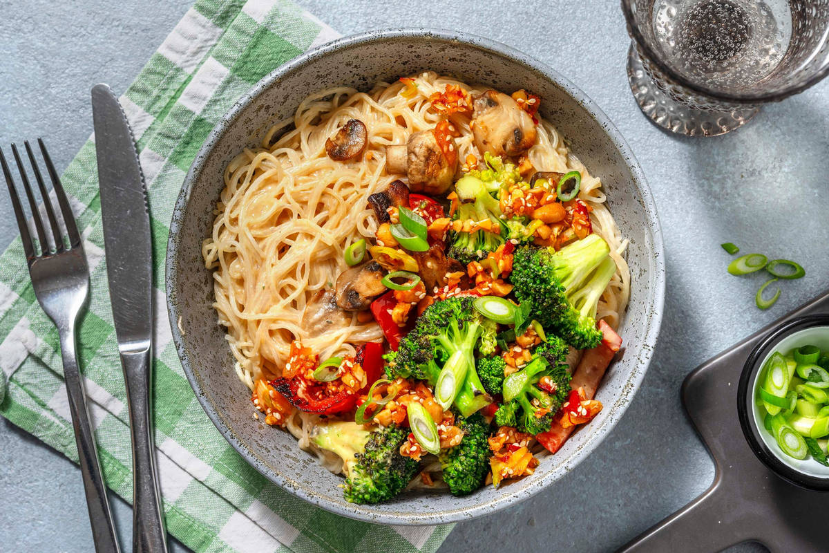 Glasnudeln in Miso-Erdnuss-Sauce