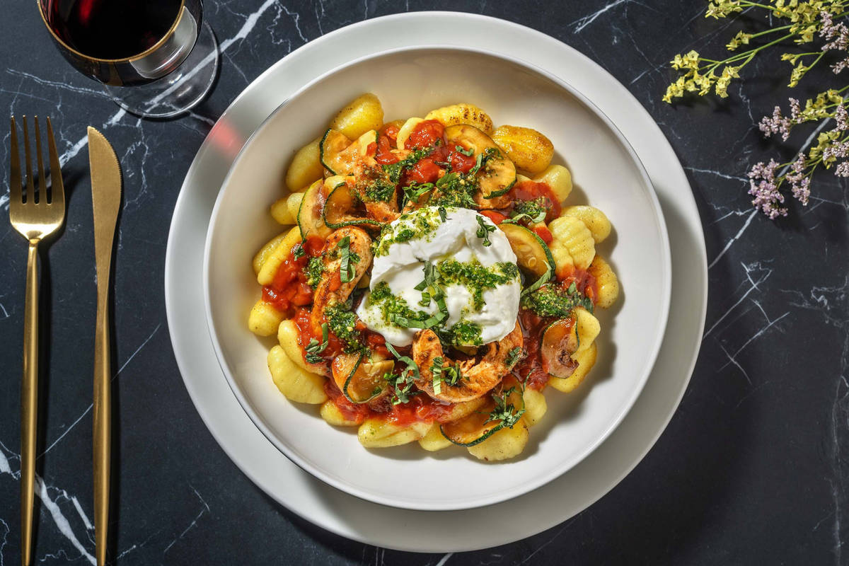 Gebakken gnocchi met gemarineerde kipfilethaasjes