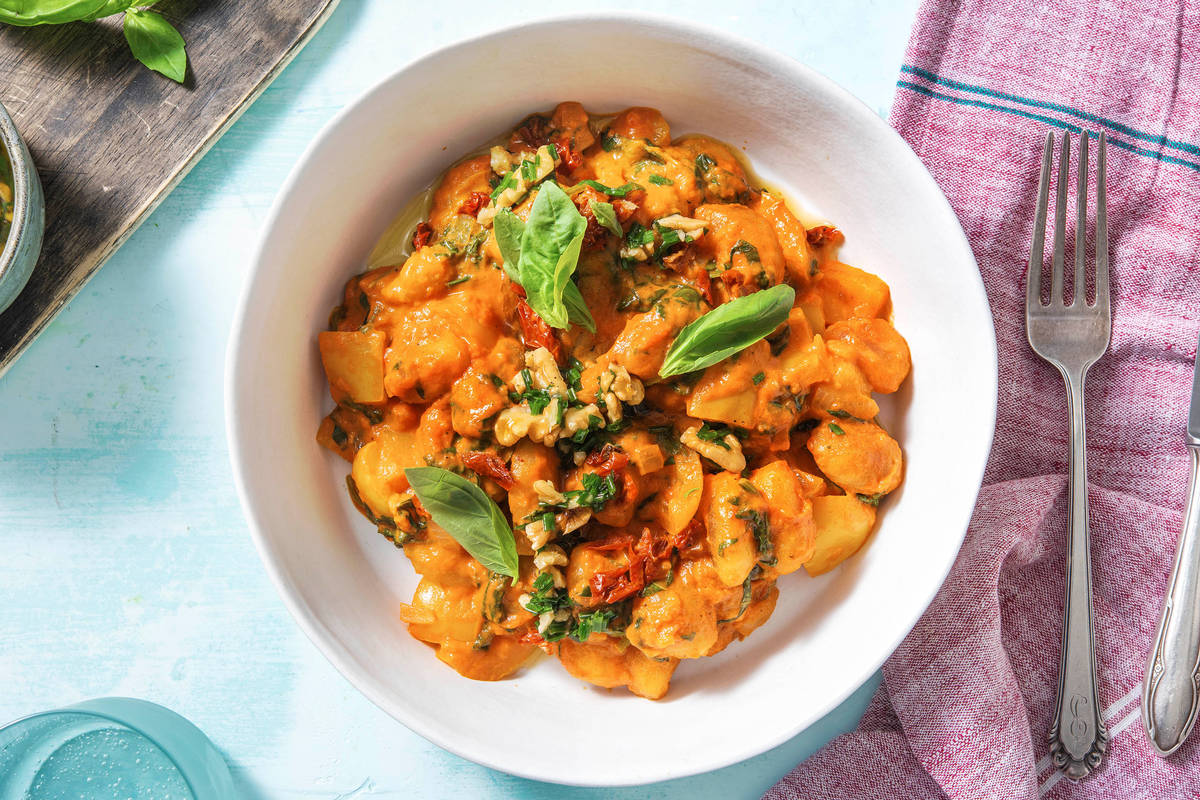 Gnocchi in cremiger Tomatensoße mit Spinat