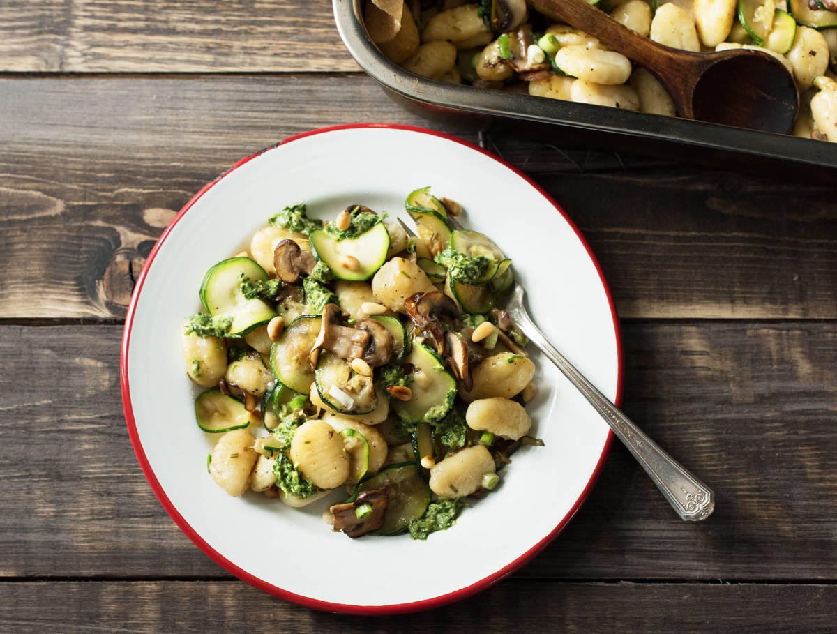 Gnocchi uit de oven met courgette, grana padano en pesto