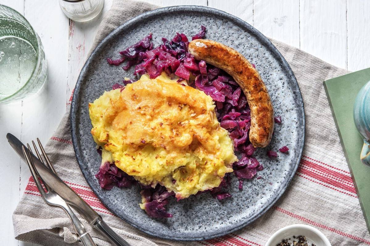 Ovenschotel van rodekool met kipsaucijs