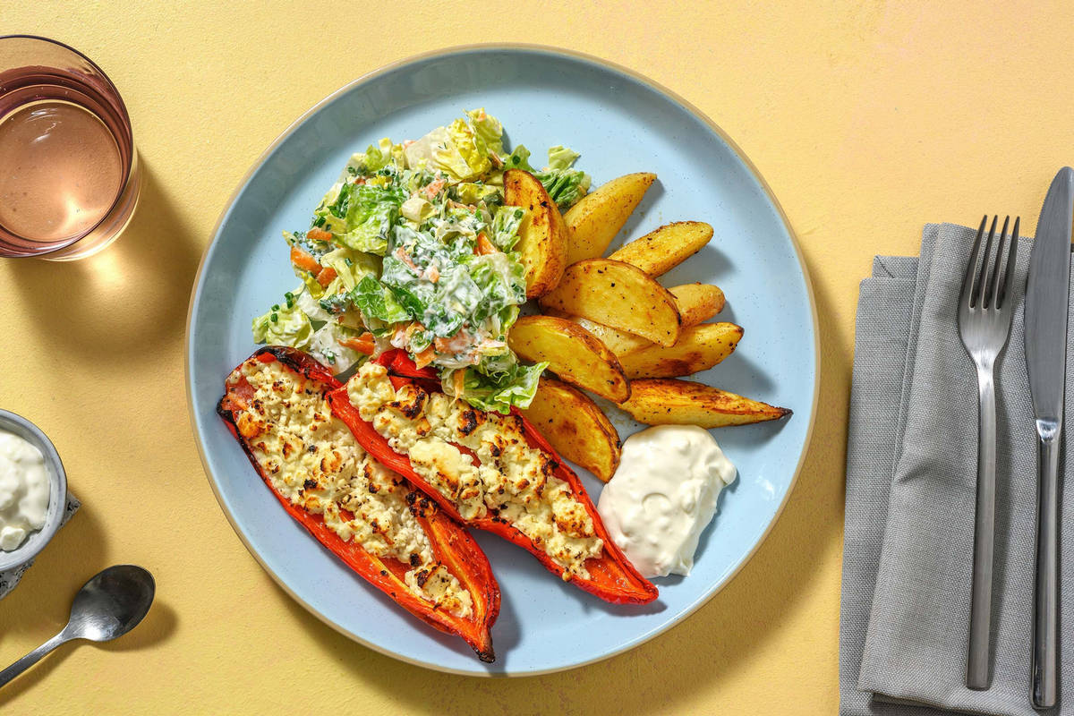 Gratinierte Spitzpeperoni mit Zaziki-Salat