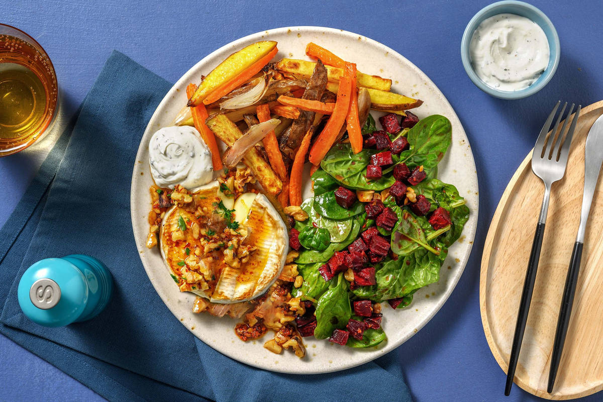 Grillkäse mit Honig-Baumnüssen und Randen-Salat