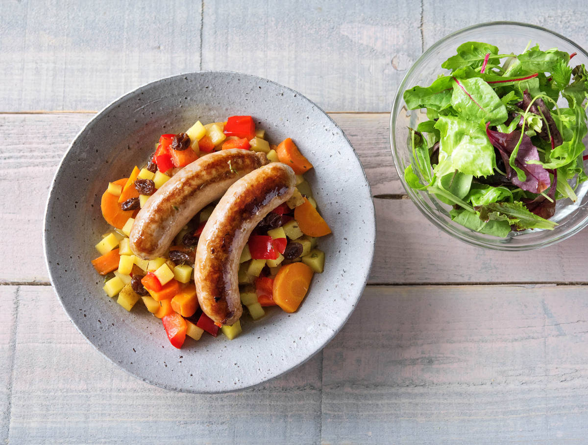 Groentestoofpotje met rundermerguezworstjes en frisse salade