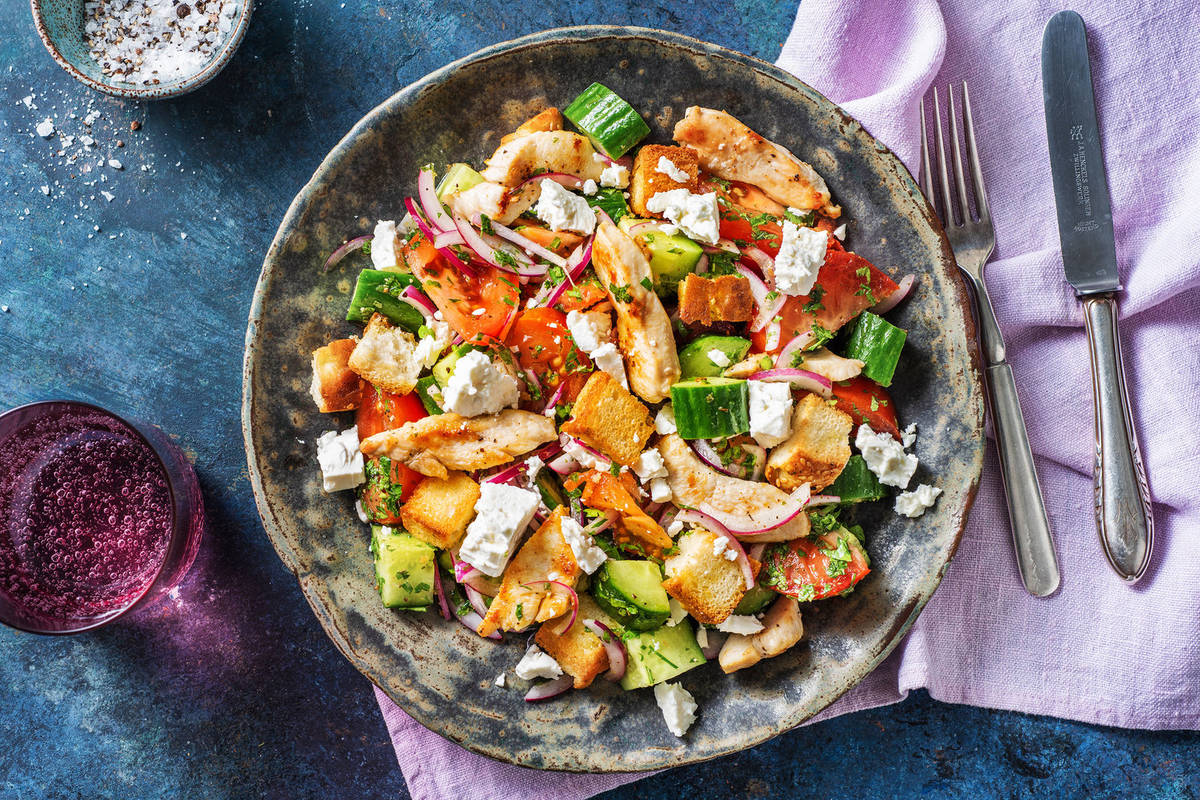 Hähnchenbrust auf griechischem Salat