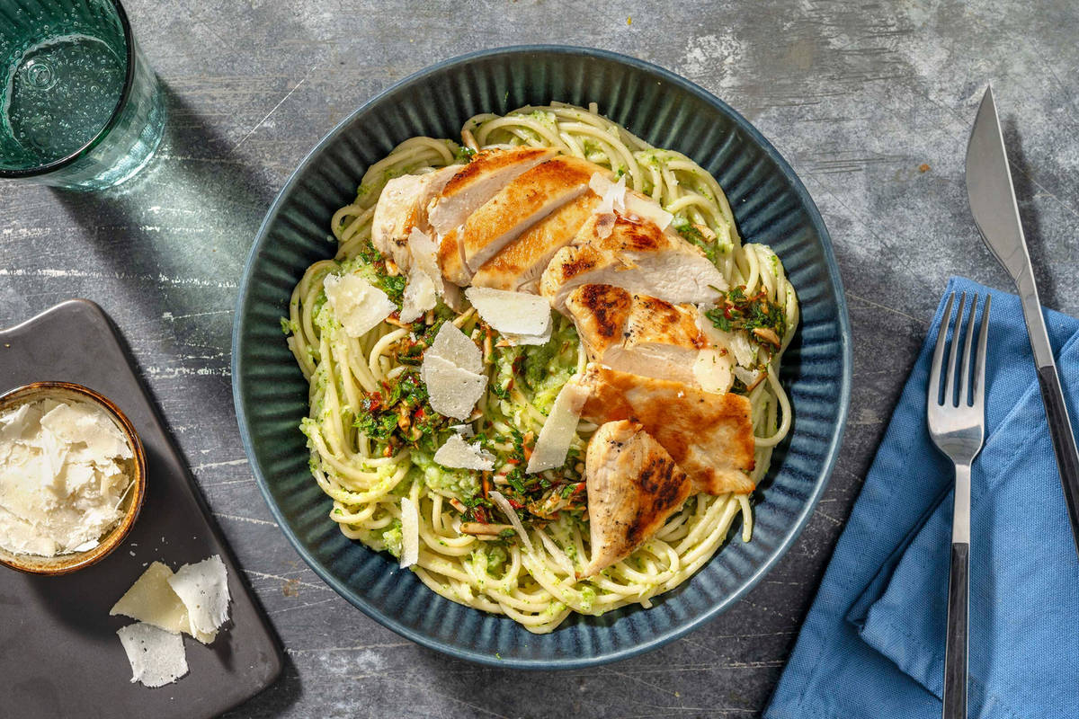Hähnchenbrust auf Spaghetti in Brokkolisoße
