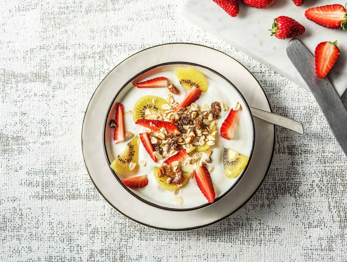 Halfvolle yoghurt met muesli, aardbeien en kiwi