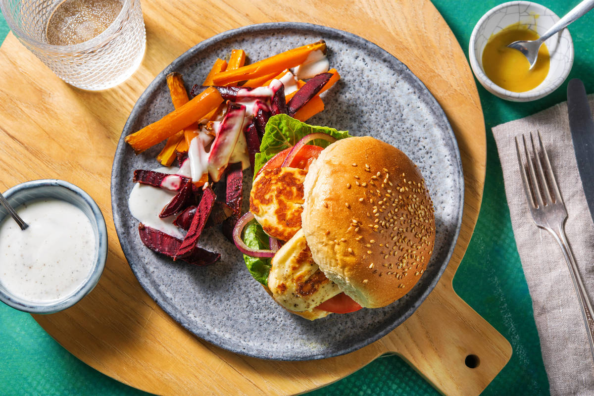 Halloumi-Burger mit Karotten-Bete-Sticks,