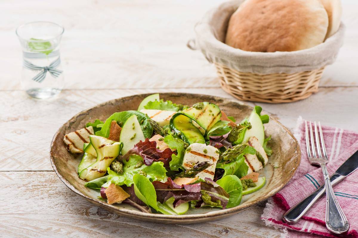 Halloumi-Salat mit Chimichurri Dressing